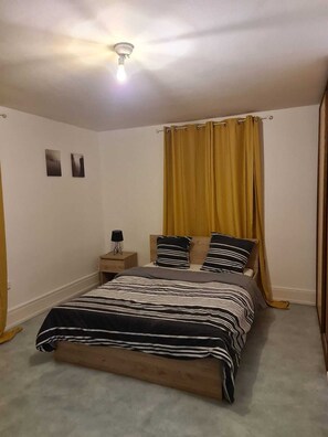 3 chambres, bureau, accès au Wi-Fi (inclus), literie fournie