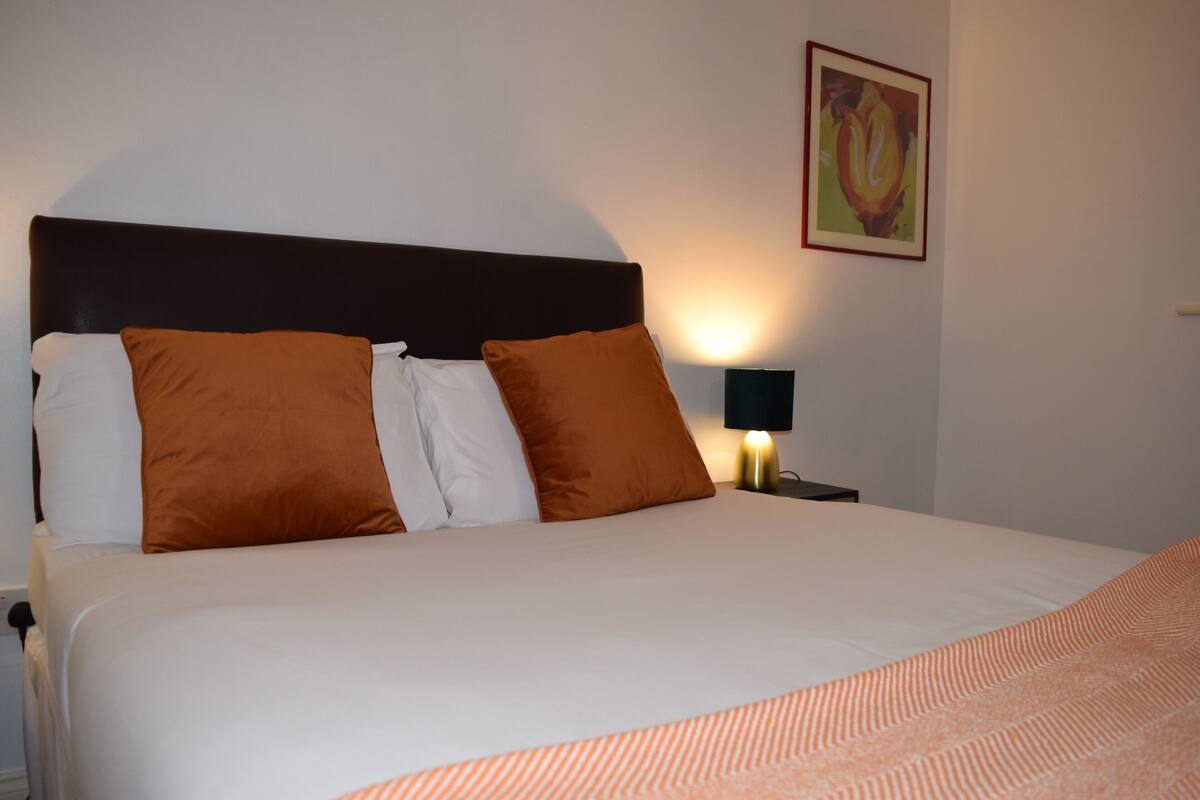 Quarto casal econômico | Ferros/tábuas de passar roupa, Wi-Fi de cortesia, roupa de cama