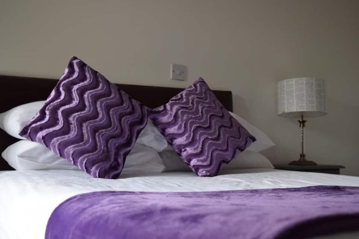 Iron/ironing board, free WiFi, bed sheets