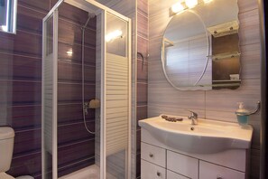 Douche, sèche-cheveux, serviettes fournies, papier toilette