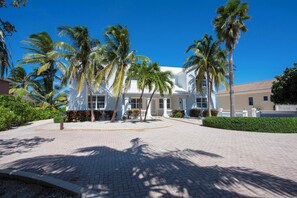 Exterior - Iggy Blue: Rum Point Villa w/Pool, Spa, & Snorkeling Beachfront. (Rum Point)