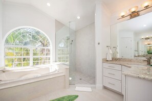 Shower, towels, toilet paper - Iggy Blue: Weekly Stays Save 20%! Rum Point Villa w/Pool, Spa, & Backyard Snorkeling (Rum Point)