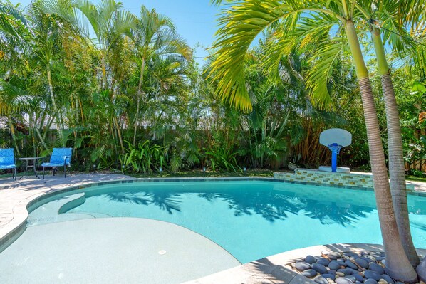 A heated pool - 3/2 Tiki Hut-Jacuzzi-Saltwater Heated Pool-Private (Deerfield Beach)