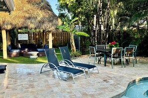 Outdoor dining - 3/2 Tiki Hut-Jacuzzi-Saltwater Heated Pool-Private (Deerfield Beach)