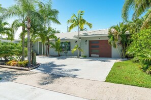 Exterior - 3/2 Tiki Hut-Jacuzzi-Saltwater Heated Pool-Private (Deerfield Beach)