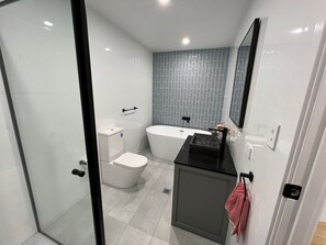 Een douche, een haardroger, handdoeken, zeep
