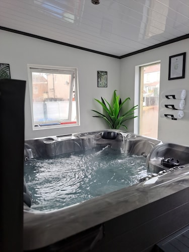 Fylde Cottage - Your Perfect Staycation Accommodation W/Hot tub
