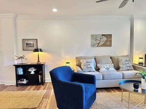 Smart TV, offices - Spacious Villa, Near Shops & Beach in Harbour Town (Hilton Head Island)
