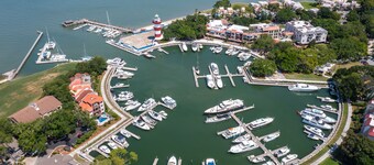 SPACIOUS VILLA WITH OCEAN VIEWS, NEAR SHOPS & BEACH IN HARBOUR TOWN HILTON HEAD