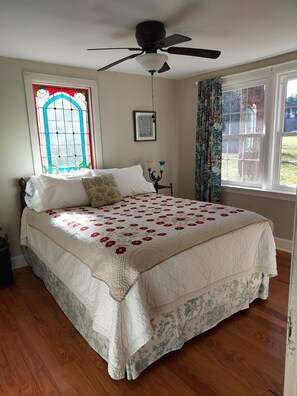 2 chambres, bureau, fer et planche à repasser, lit parapluie