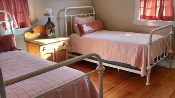 2 Schlafzimmer, Schreibtisch, Bügeleisen/Bügelbrett, Reisekinderbett