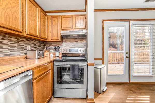 Microwave, dishwasher, coffee/tea maker, cookware/dishes/utensils