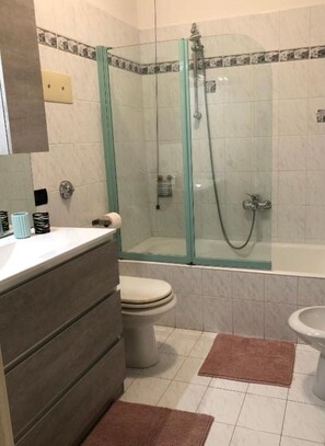 Doccia, asciugacapelli, bidet, sapone