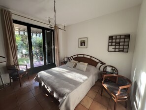 1 camera, ferro/asse da stiro