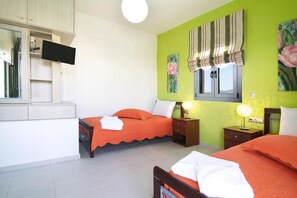 2 bedrooms, iron/ironing board, WiFi