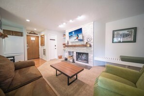 Smart TV - Peaceful w/Wood Burning Fireplace, Patio (Keystone)