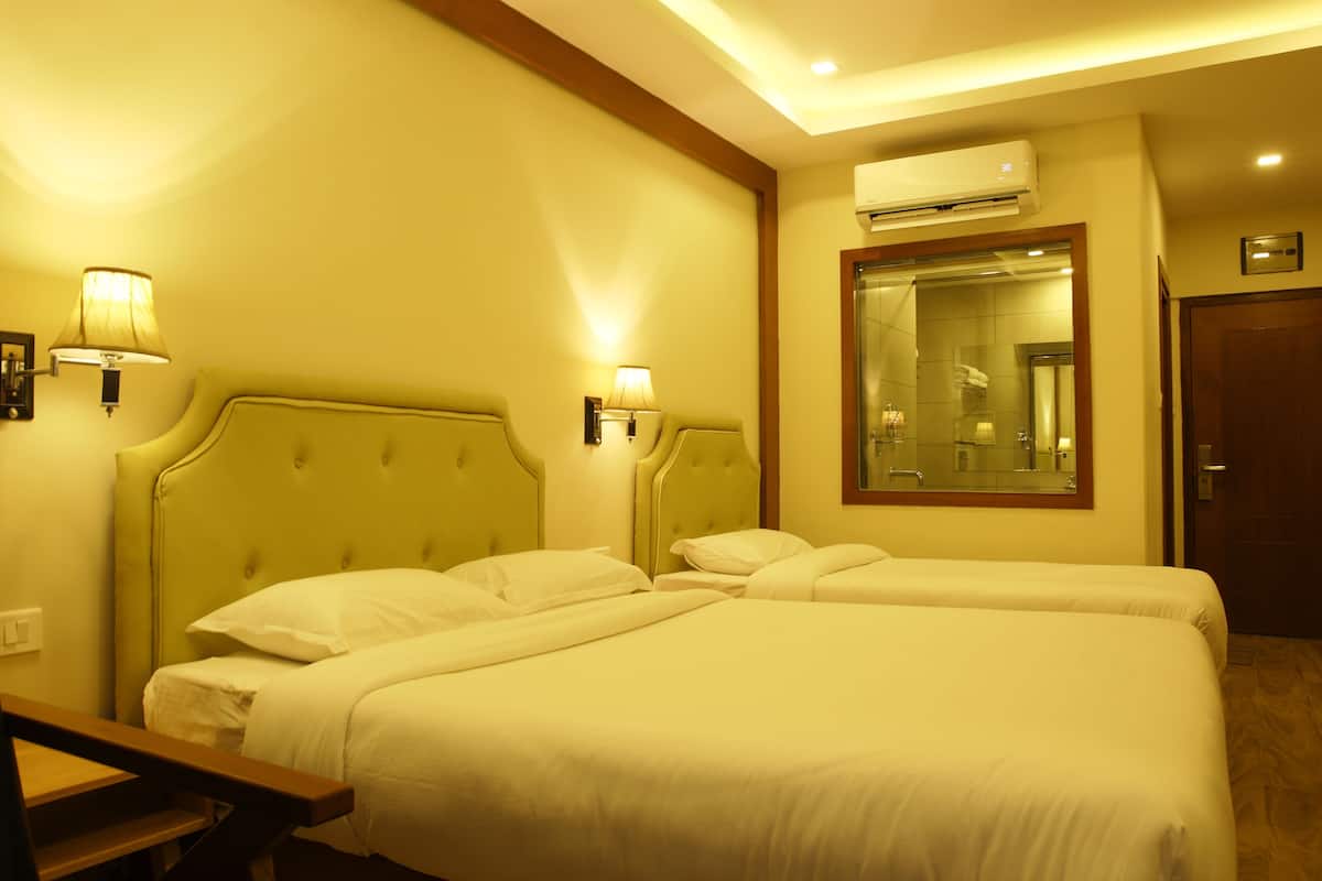 Deluxe Twin Room | Desk, laptop workspace, soundproofing, free WiFi