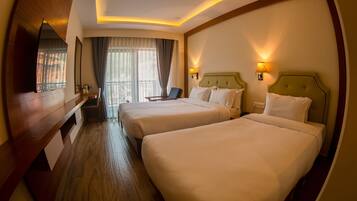 Familien-Dreibettzimmer | Schreibtisch, laptopgeeigneter Arbeitsplatz, schallisolierte Zimmer