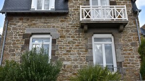 A stone house with a balcony, a chimney, and a window with shutters. - Ker Lucienne" 50m from the "sillon" beach in the center of town, 12 minutes from the city center and the TGV train station. (Saint-Malo)