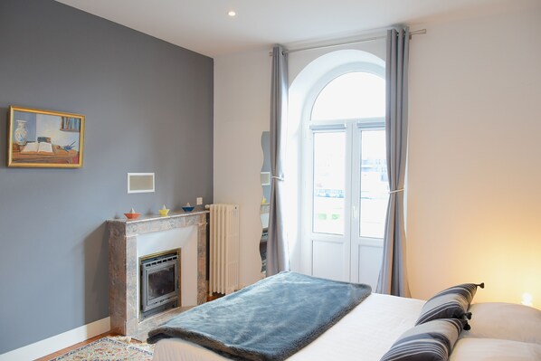 4 bedrooms, desk, iron/ironing board, travel cot