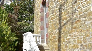 A stone building with a staircase, outdoor seating, and a barbecue grill. - Ker Lucienne" 50m from the "sillon" beach in the center of town, 12 minutes from the city center and the TGV train station. (Saint-Malo)