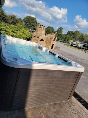 Outdoor spa tub