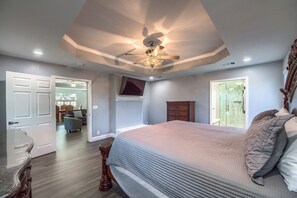 4 bedrooms, iron/ironing board, WiFi, bed sheets - Acorn Hills Private Retreat! Pet Friendly! Shared Pool & Hot Tub! (New Braunfels)