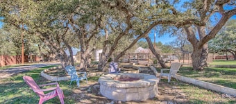 Acorn Hills Private Retreat! Pet Friendly! Shared Pool & Hot Tub!