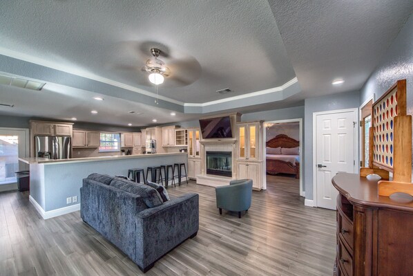 Smart TV, fireplace - Acorn Hills Private Retreat! Pet Friendly! Shared Pool & Hot Tub! (New Braunfels)