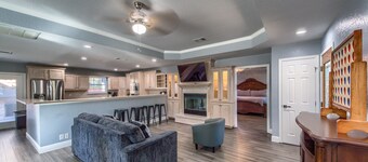 Acorn Hills Private Retreat! Pet Friendly! Shared Pool & Hot Tub!