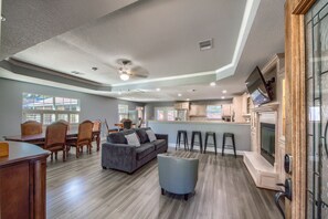 Smart TV, fireplace - Acorn Hills Private Retreat! Pet Friendly! Shared Pool & Hot Tub! (New Braunfels)