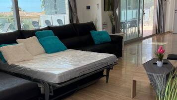 Smart-tv en een tafeltennistafel