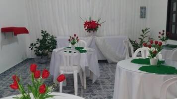 Bao gồm bữa sáng buffet hàng ngày