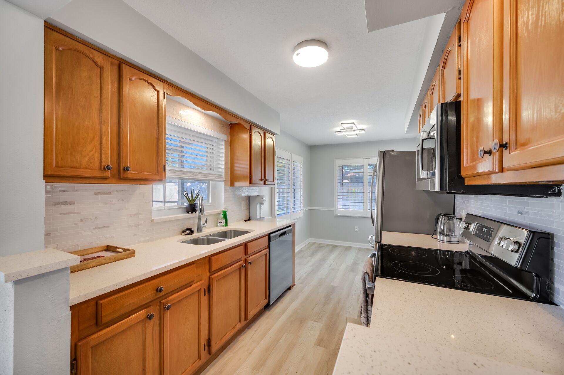 Frigorifero, piano cottura, lavastoviglie, macchina per tè/caffè