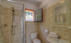 Shower, hair dryer, soap - Le Figuier with communal swimming pool (AJACCIO)