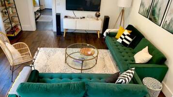 TV connectée, cheminée, chaîne hi-fi