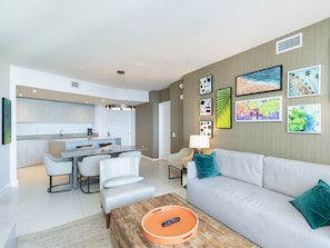 Condo exclusivo | Área de sala de estar | Televisión LED de 34 pulgadas con canales por cable y televisión 