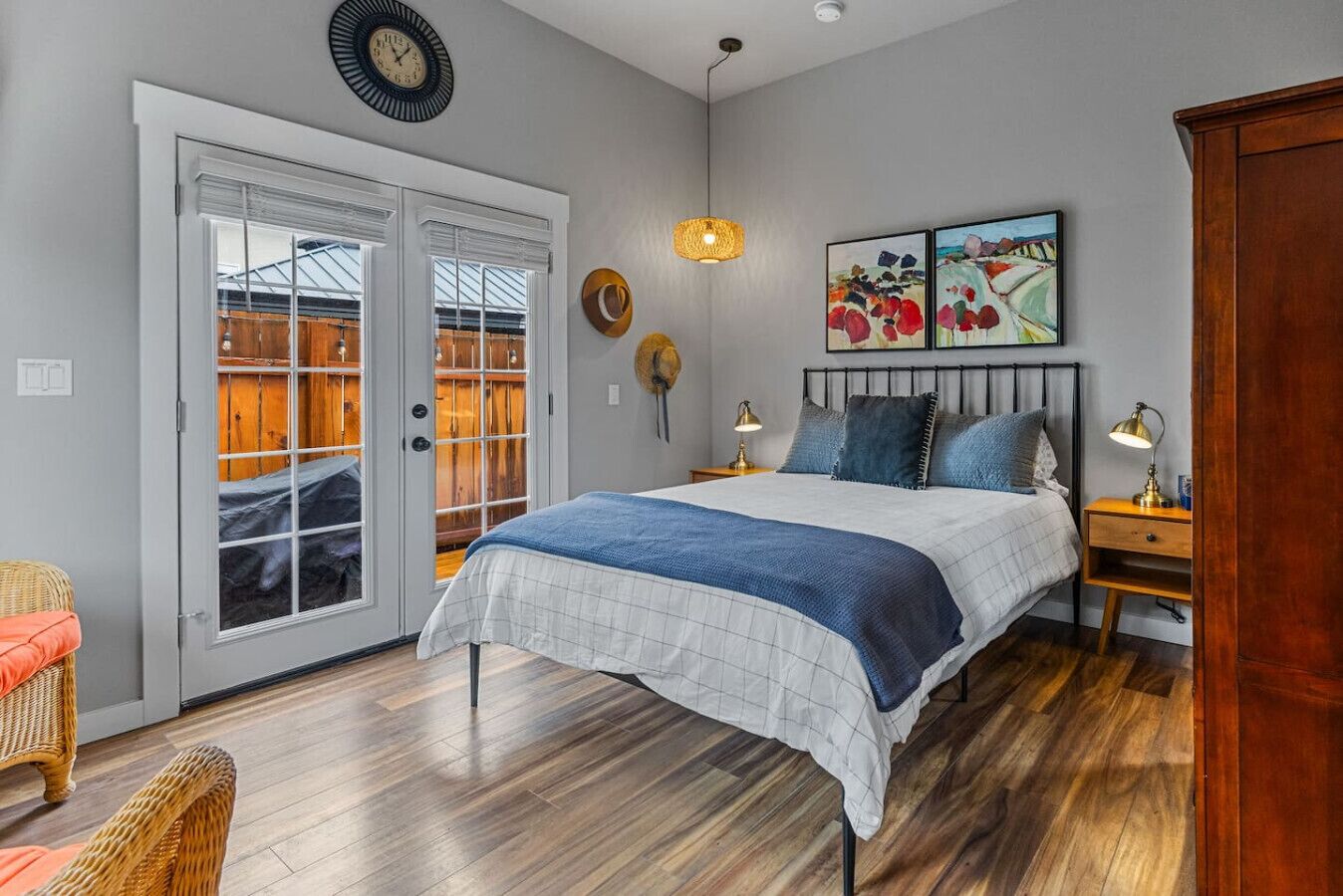 Tabla de planchar con plancha, wifi y ropa de cama 