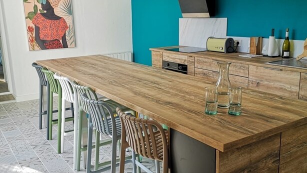 A modern kitchen with a wooden island, bar stools, and pendant lights. - House 200m from the beach (Noirmoutier-en-l'Île)