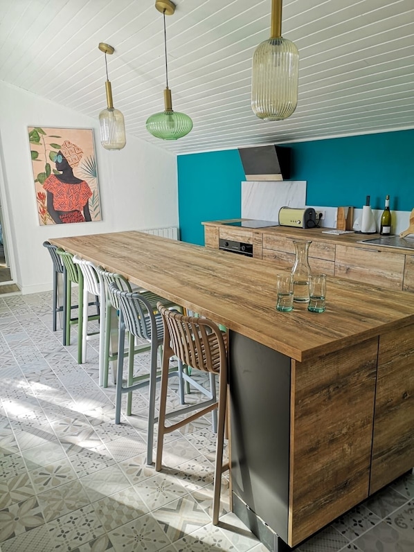 Réfrigérateur, micro-ondes, four, plaque de cuisson