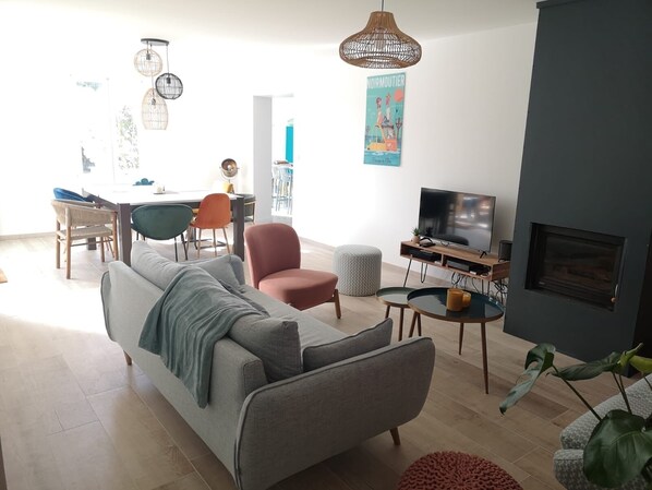 TV, fireplace