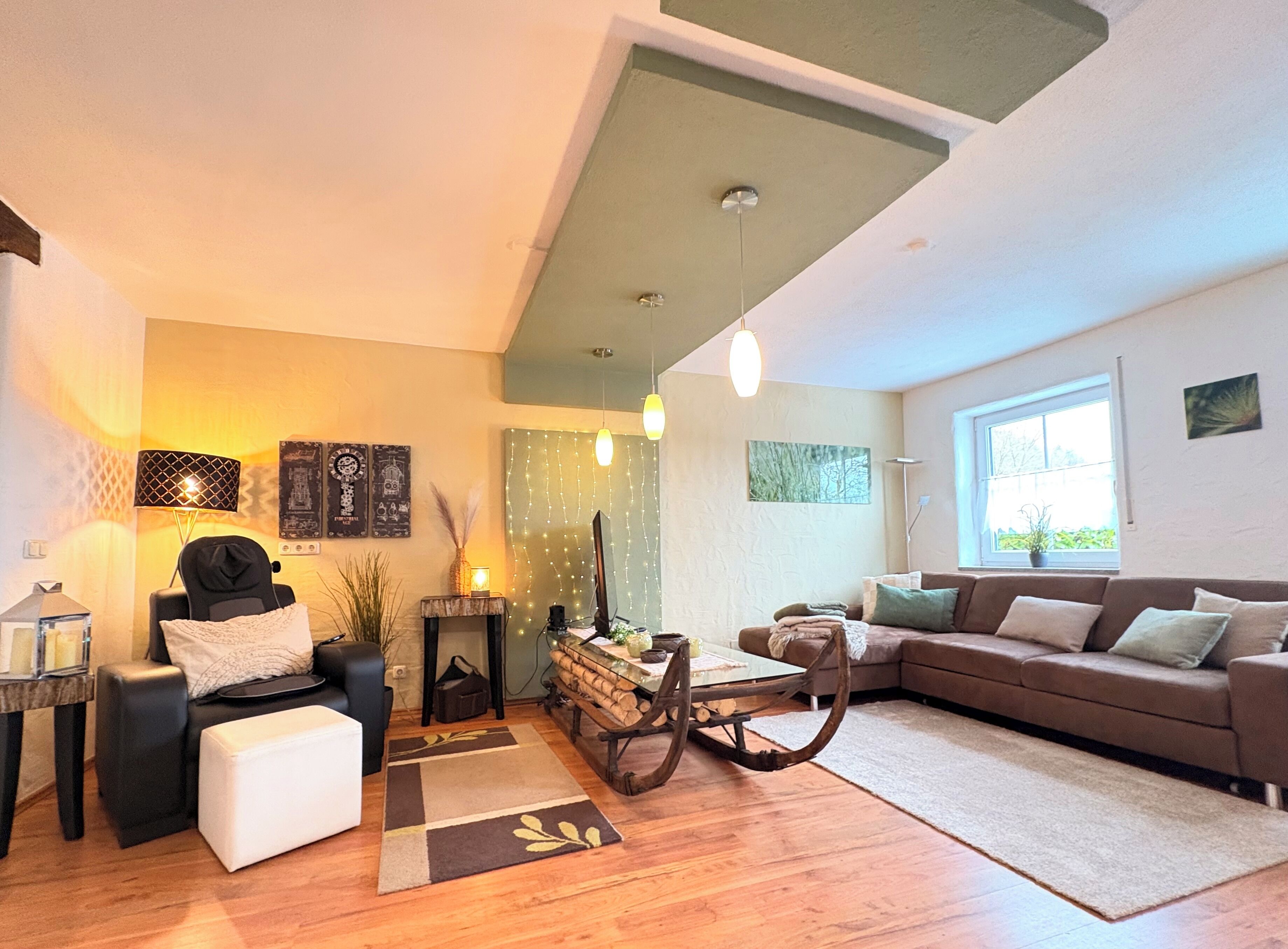 Ein Wohnzimmer mit Sofa, Couchtisch, Lampe und Kamin.