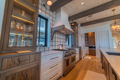 Luxury beach-front home, gourmet kitchen, private pool, gated community, gear