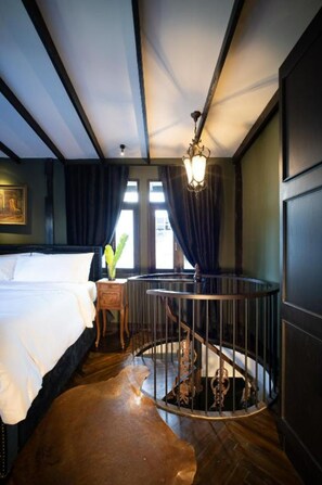 Habitación ejecutiva | Ropa de cama de alta calidad, minibar, caja fuerte y escritorio