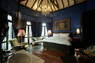 Junior Suite King Bed | Premium bedding, minibar, in-room safe, desk