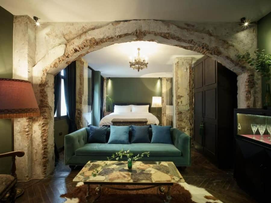 Rom – royal | Sengetøy av topp kvalitet, minibar, safe på rommet og skrivebord