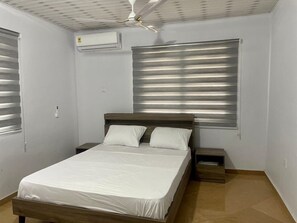 2 bedrooms, desk, WiFi, bed sheets