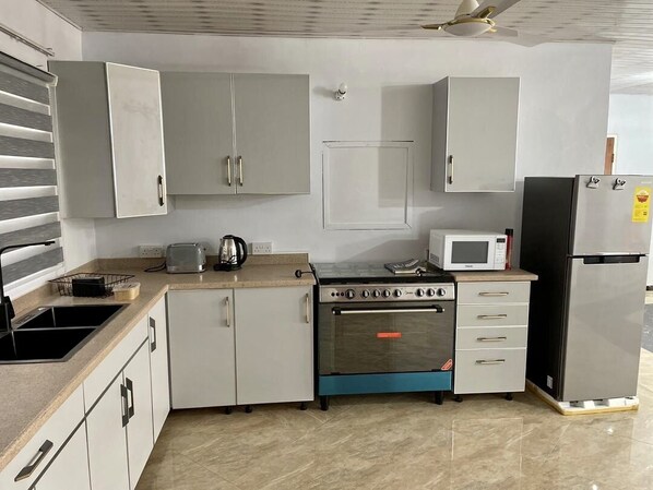 Kühlschrank, Mikrowelle, Ofen, Herdplatte