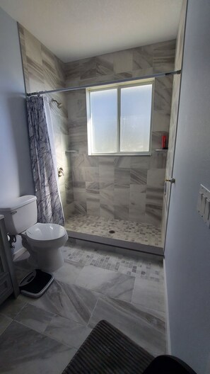 Shower, towels, soap, toilet paper - New house on 1 acre property boat and trailer parking included (New Smyrna Beach)