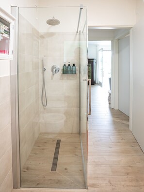 Douche, articles de toilette écologiques, sèche-cheveux, bidet
